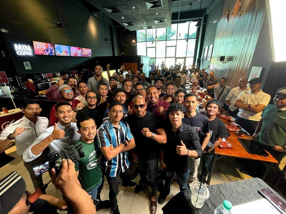 Azri Walter bersama komuniti