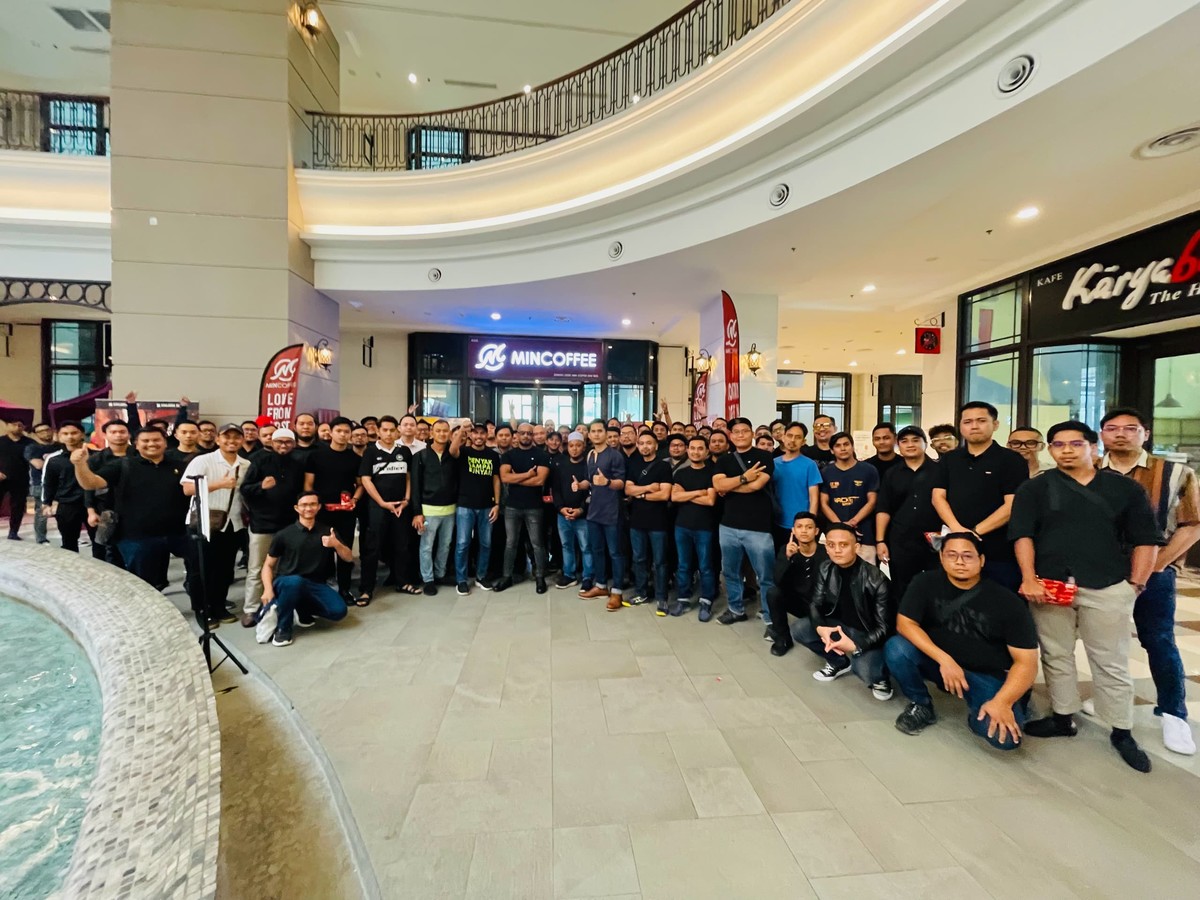 Komuniti pengikut Walter berbaju hitam